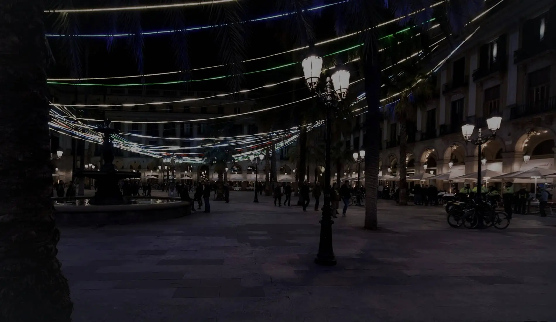 La plaza Reial de Barcelona de noche, con sus farolas y sus palmeras