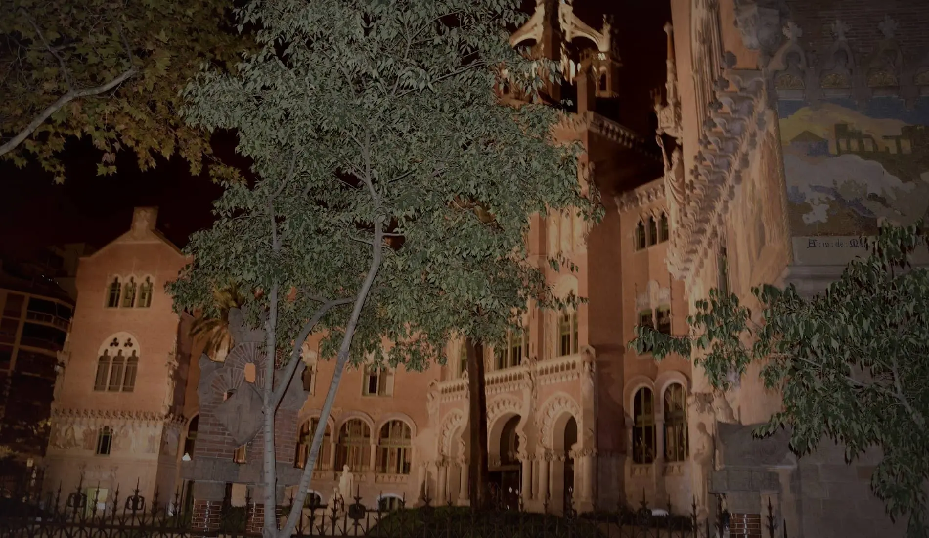 El recinto modernista de Sant Pau, en Barcelona, iluminado de noche