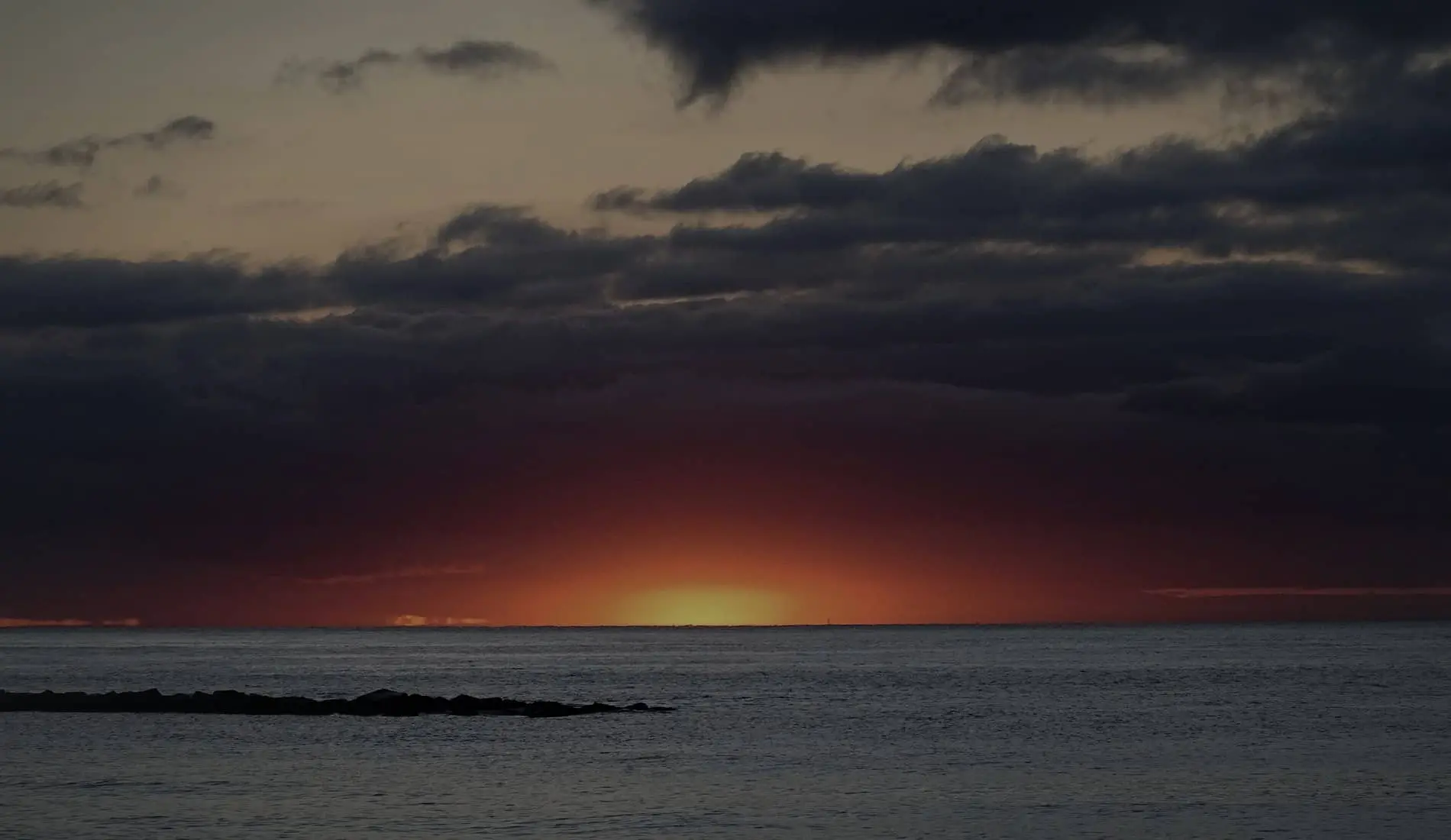 Amanecer sobre el Mediterráneo desde la playa de Barcelona