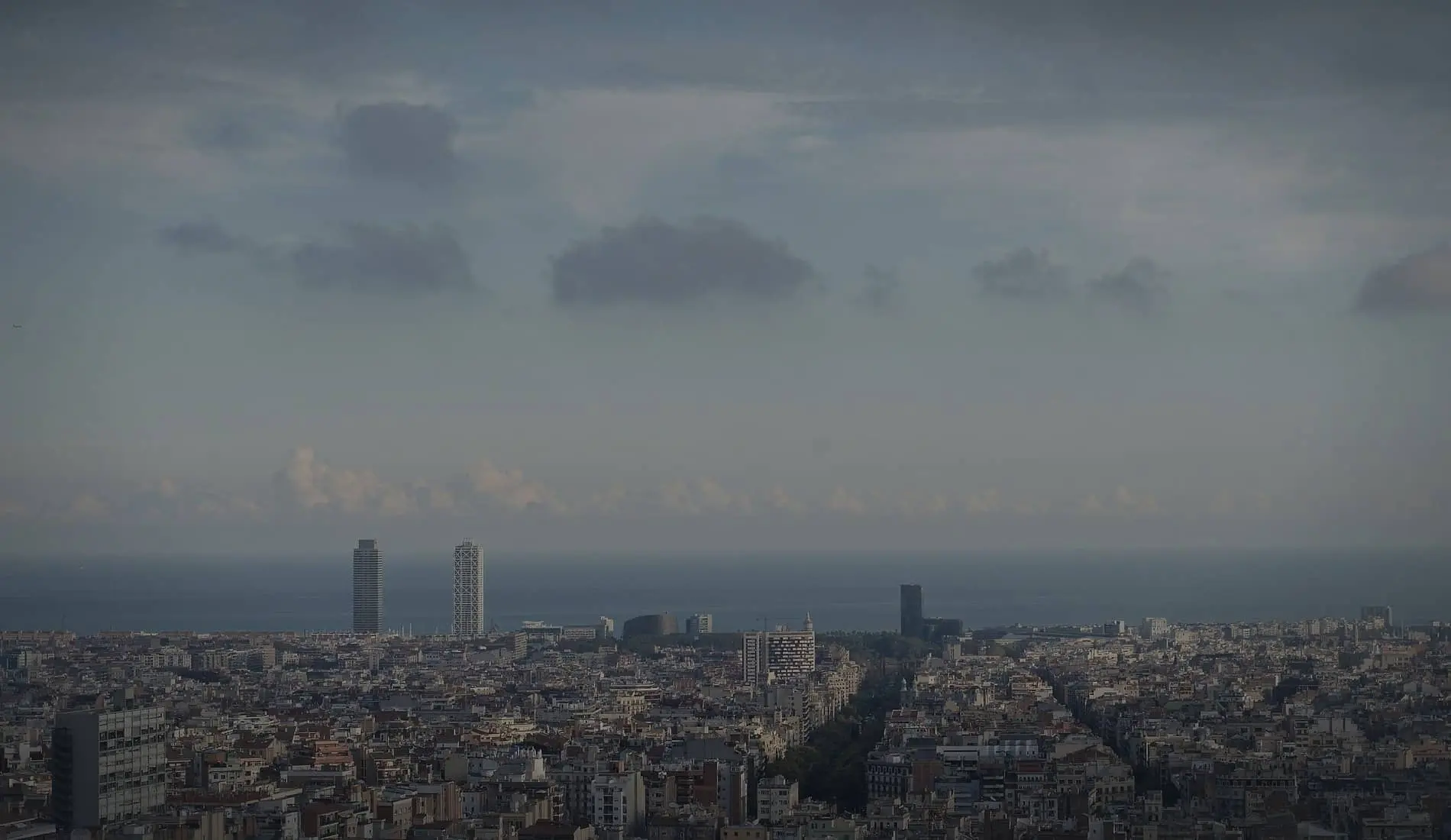 Barcelona vista desde el Park Güell, con el mar al fondo