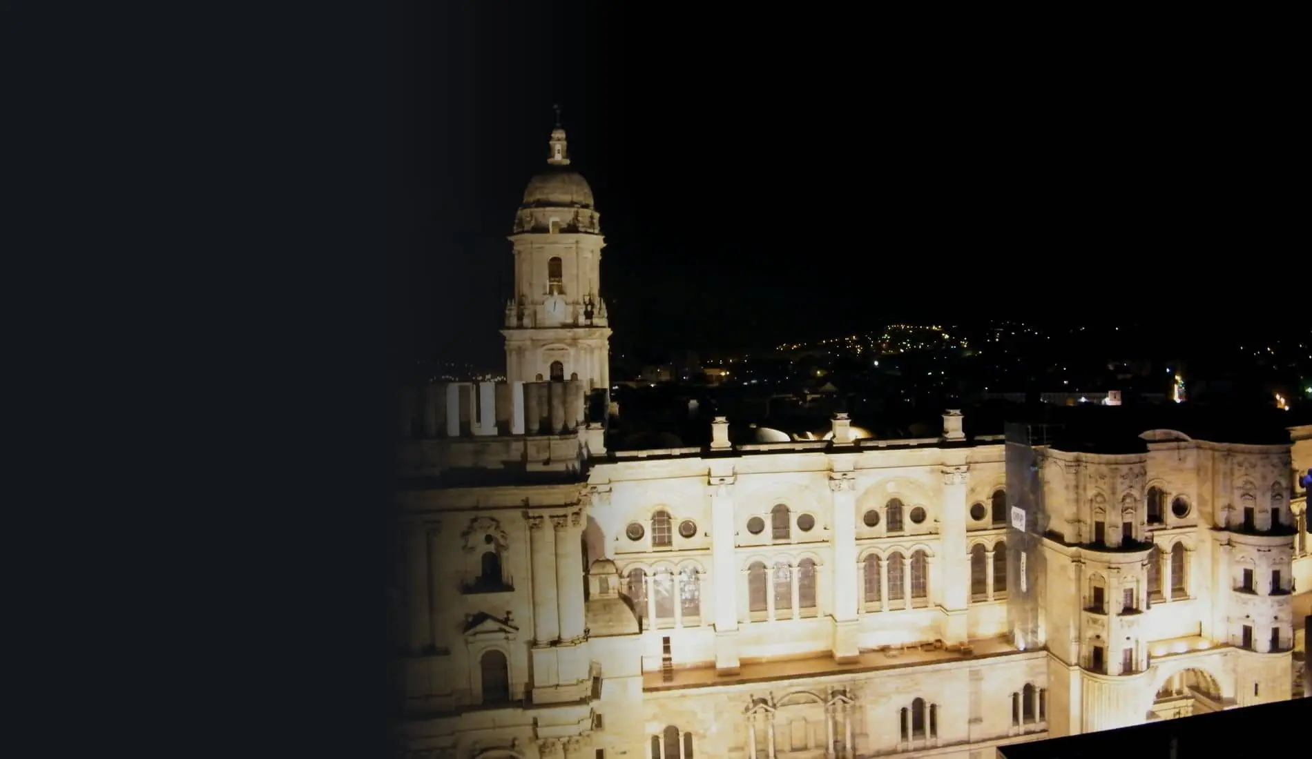 La catedral de Málaga iluminada de noche