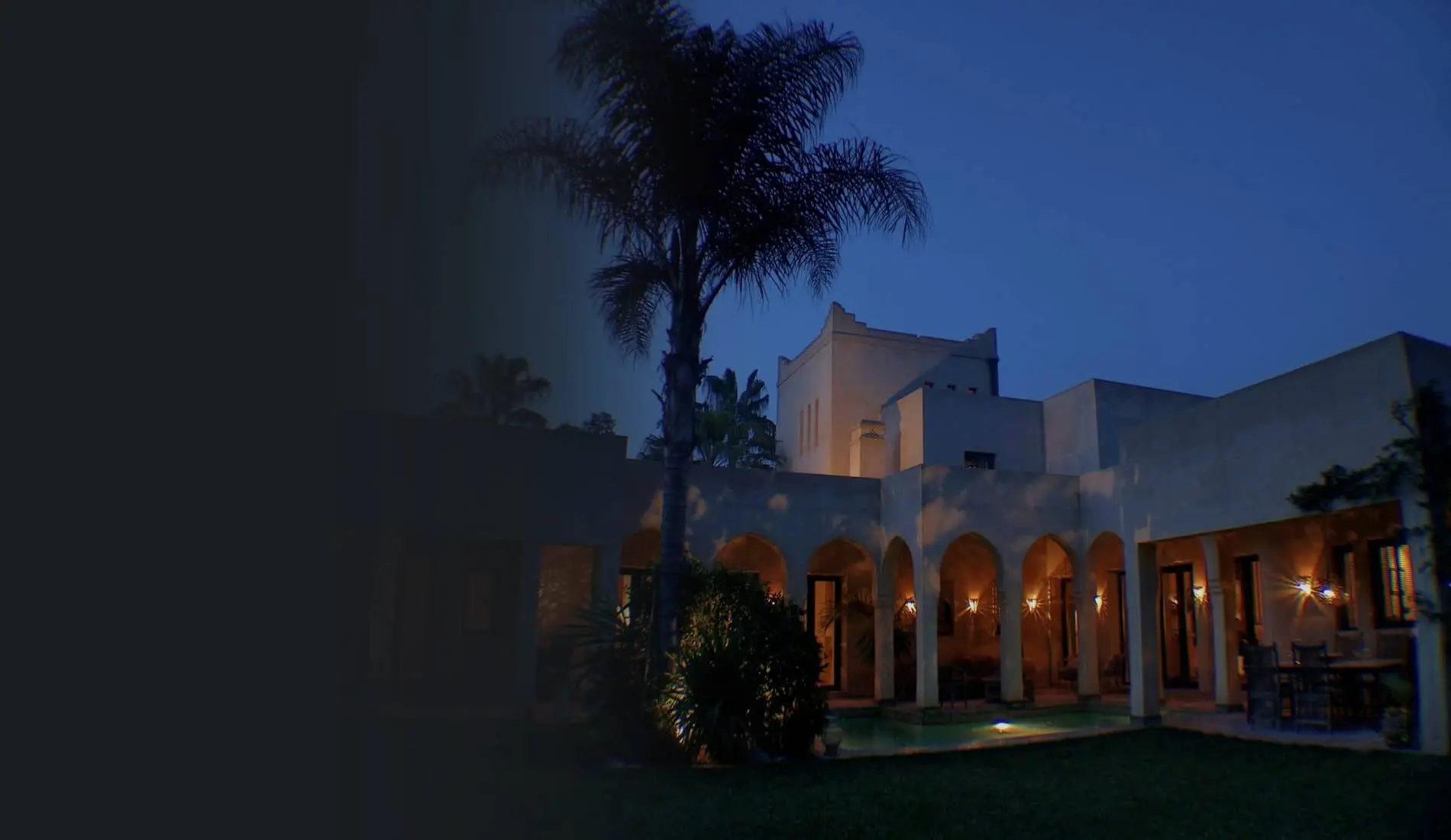Una villa de estilo andalusí iluminada al anochecer, en Sotogrande