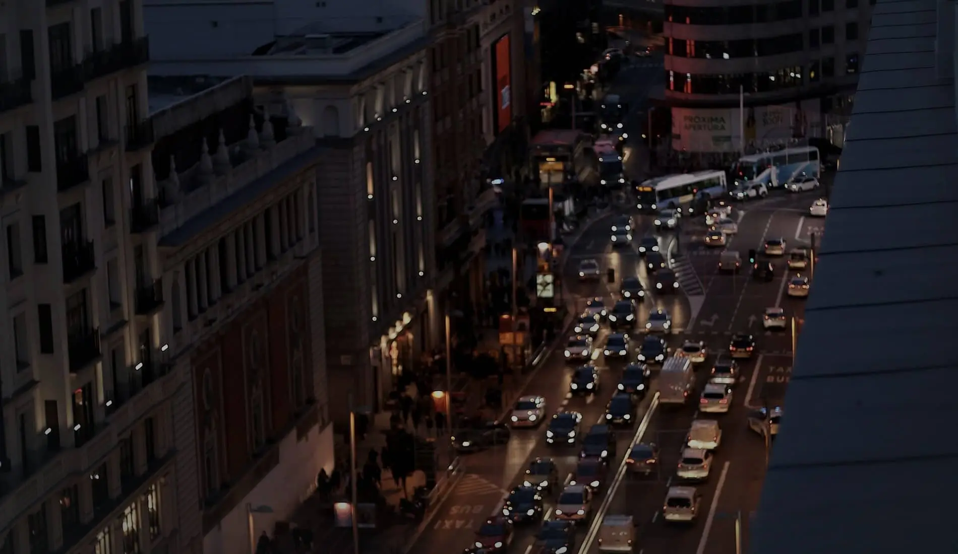 La Gran Vía de Madrid de noche, vista desde lo alto