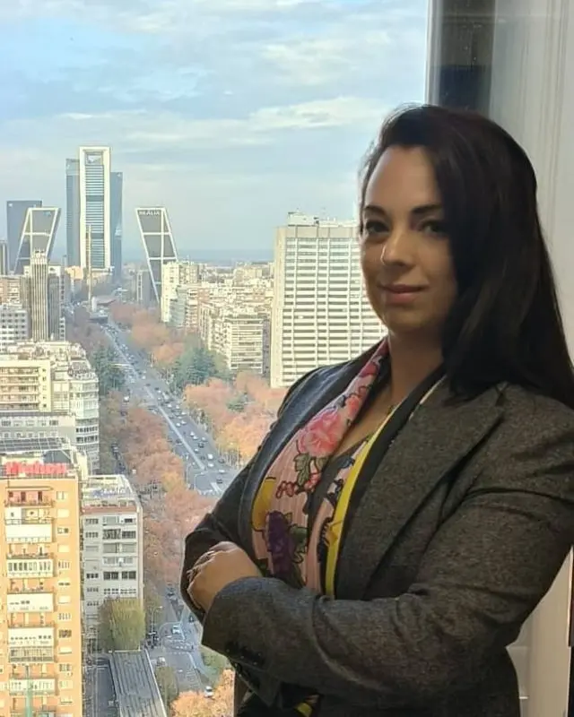 Jimena Sastre, socia directora, con la Castellana de Madrid al fondo