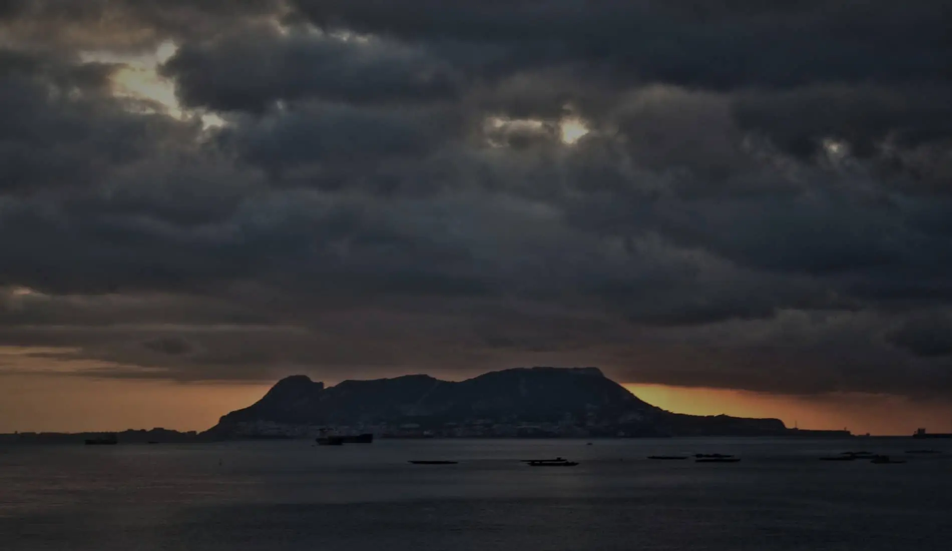 Amanecer sobre la bahía de Algeciras con el Peñón al fondo