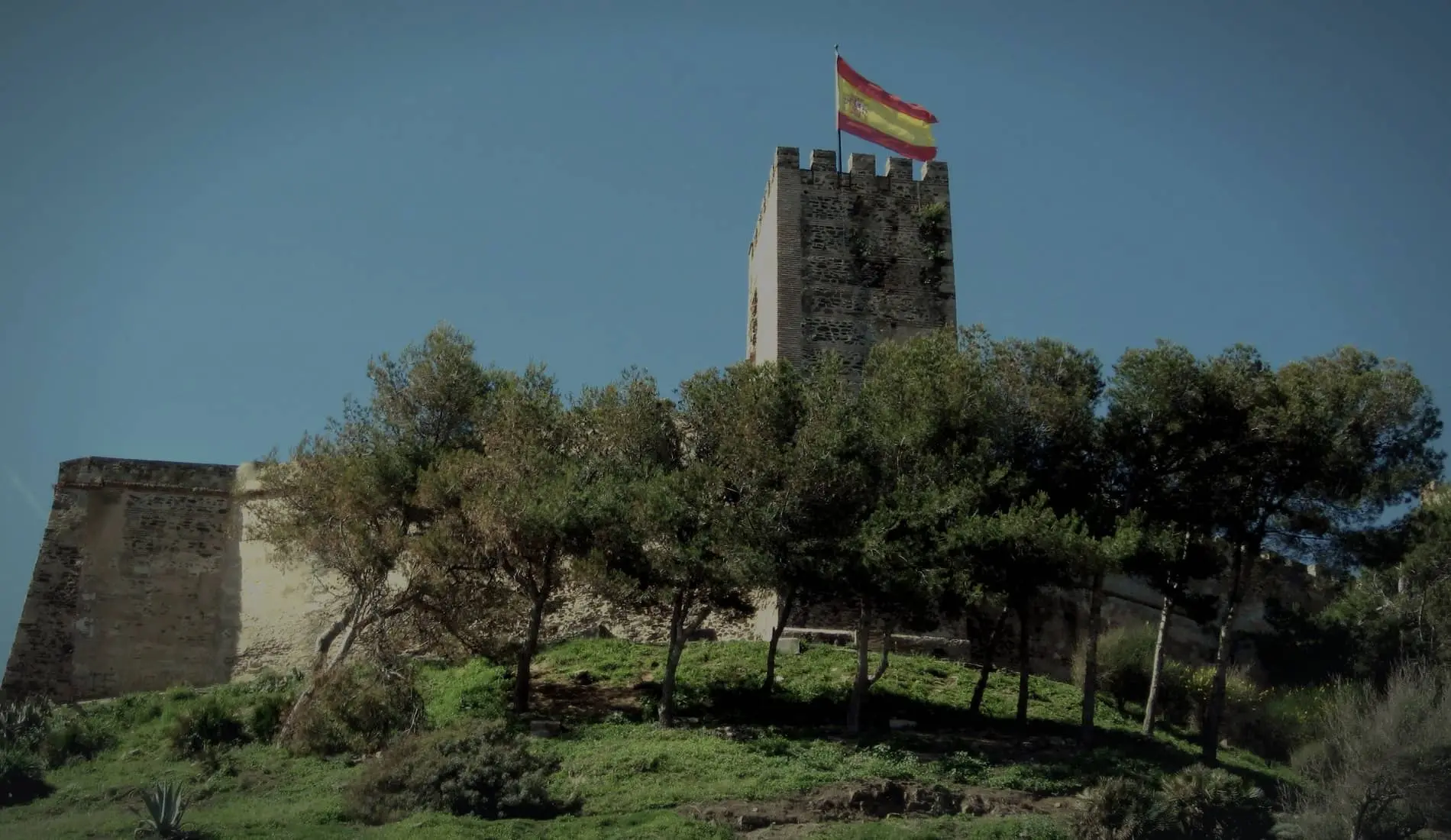 El castillo de Sohail, en Fuengirola, entre pinos