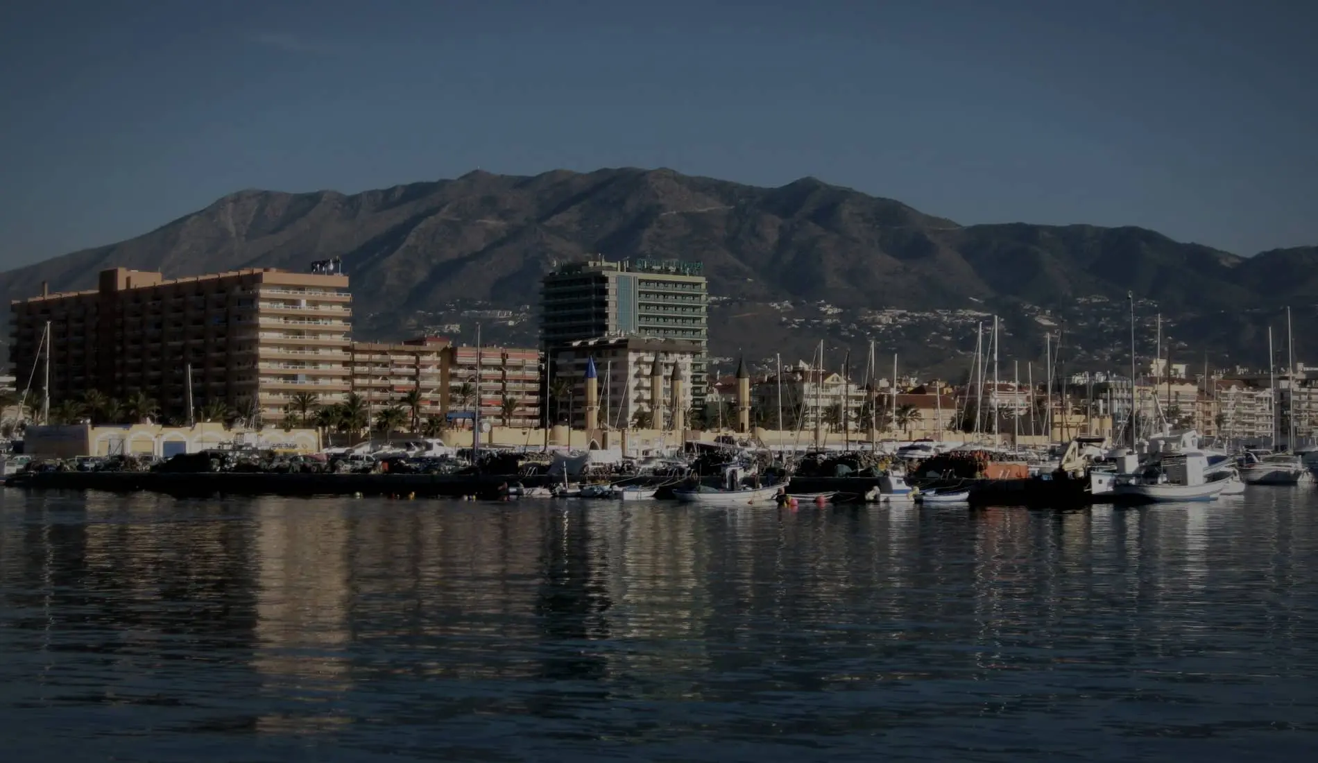 El puerto deportivo de Fuengirola con los edificios del paseo y la sierra