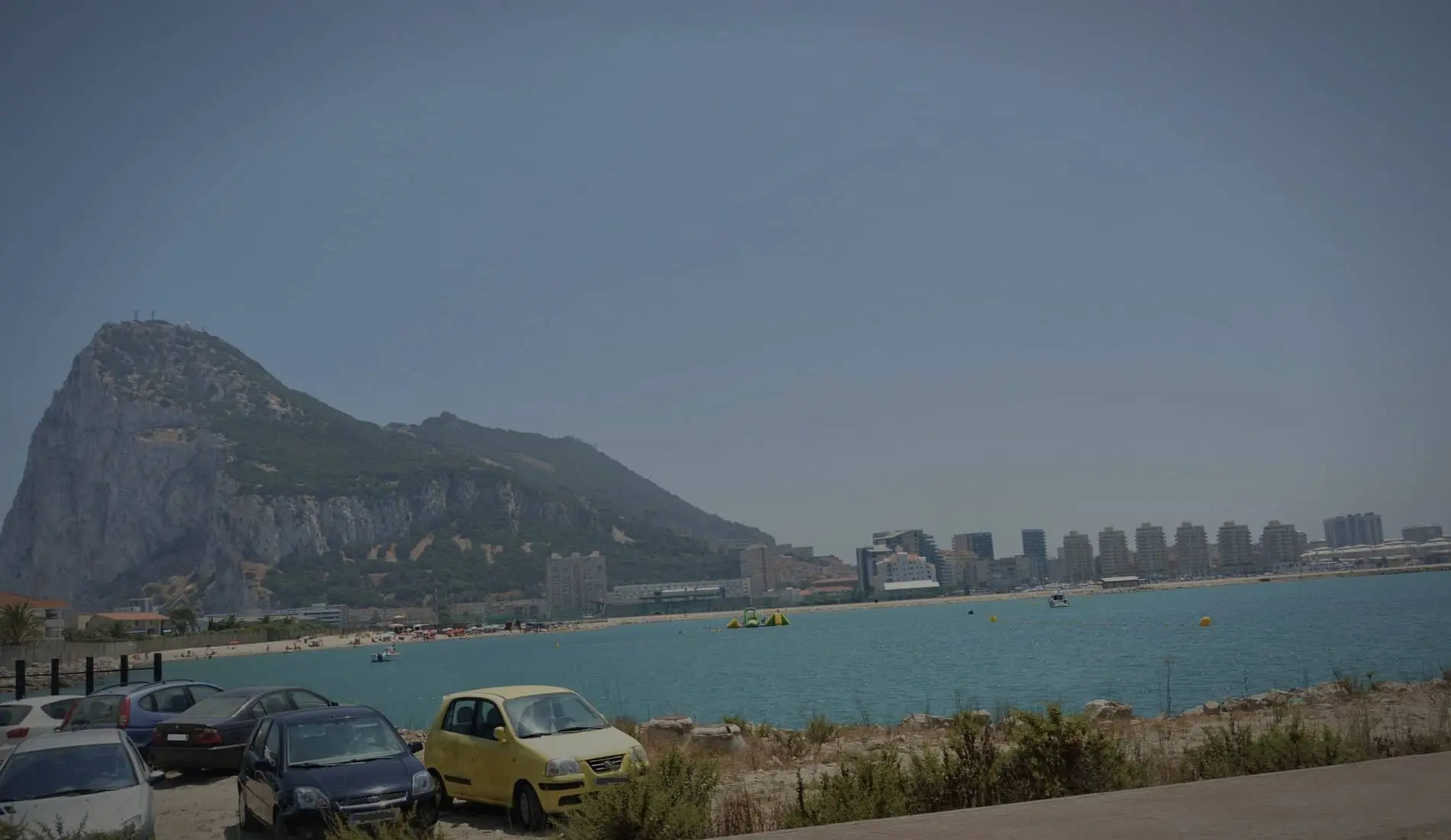 El Peñón de Gibraltar visto desde la playa de La Línea de la Concepción