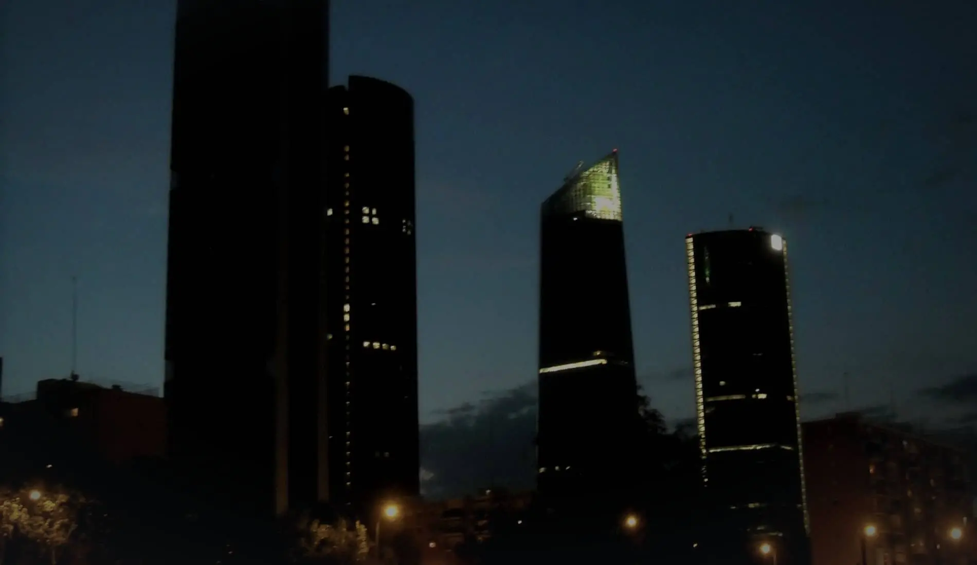 Las torres del norte de la Castellana, en Madrid, al anochecer