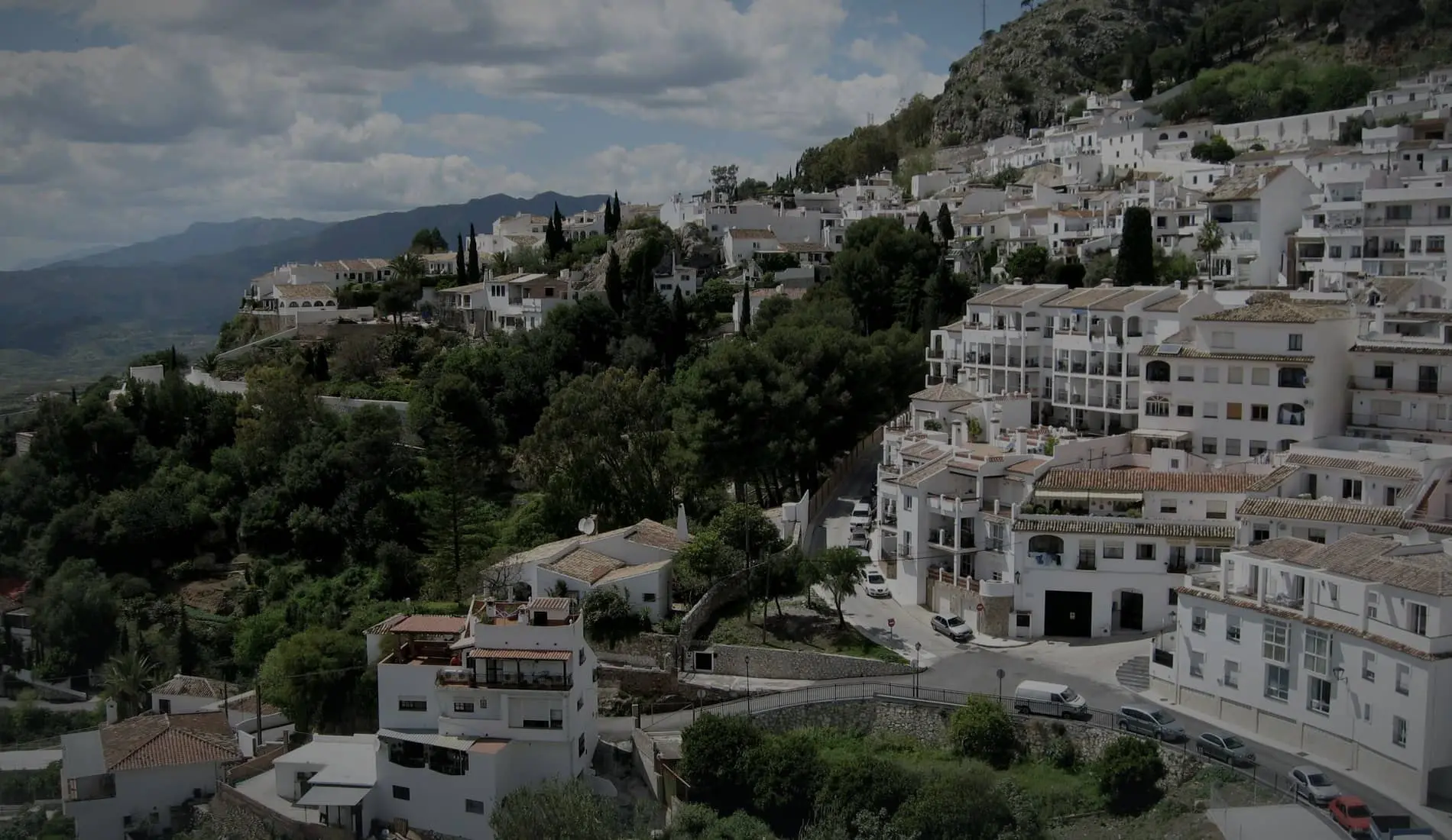 Las casas blancas de Mijas Pueblo sobre la ladera, con la costa al fondo