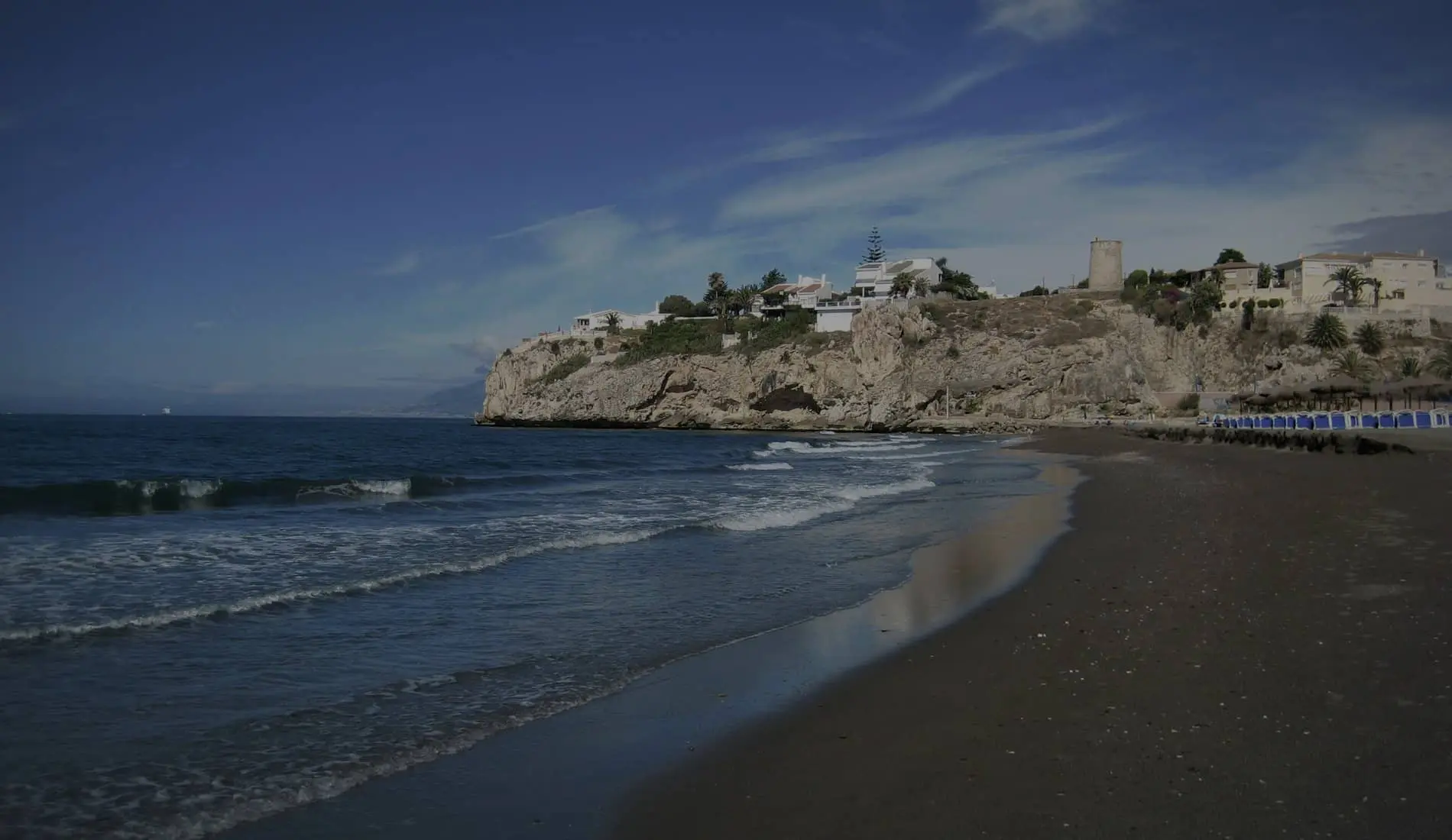 La playa de Rincón de la Victoria con el acantilado al fondo