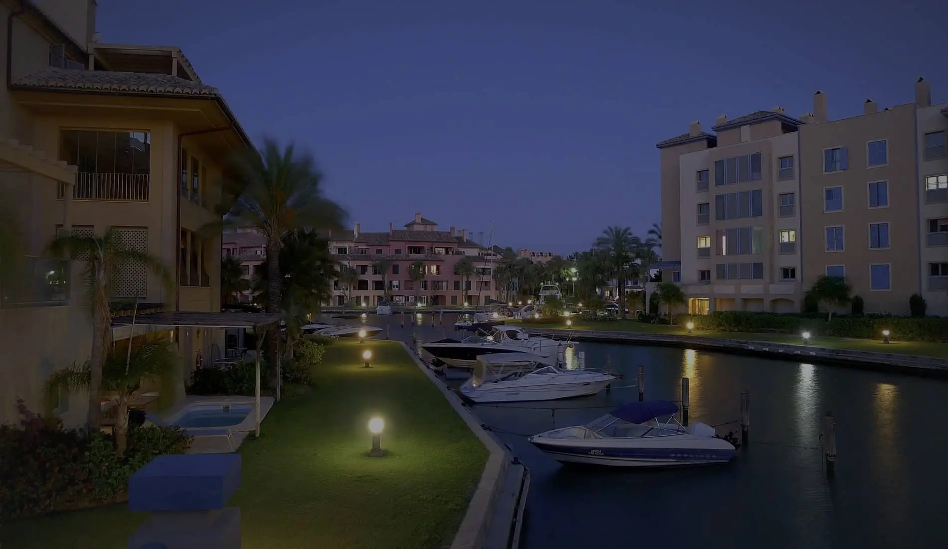 La marina de Sotogrande al anochecer