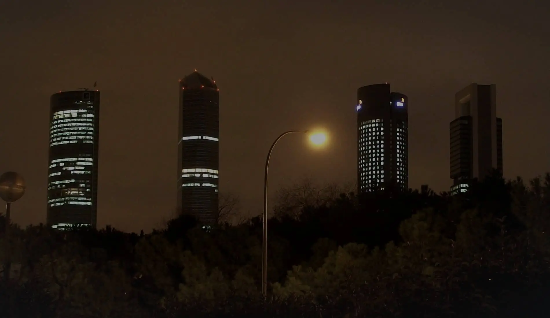Las torres del paseo de la Castellana, en Madrid, de noche
