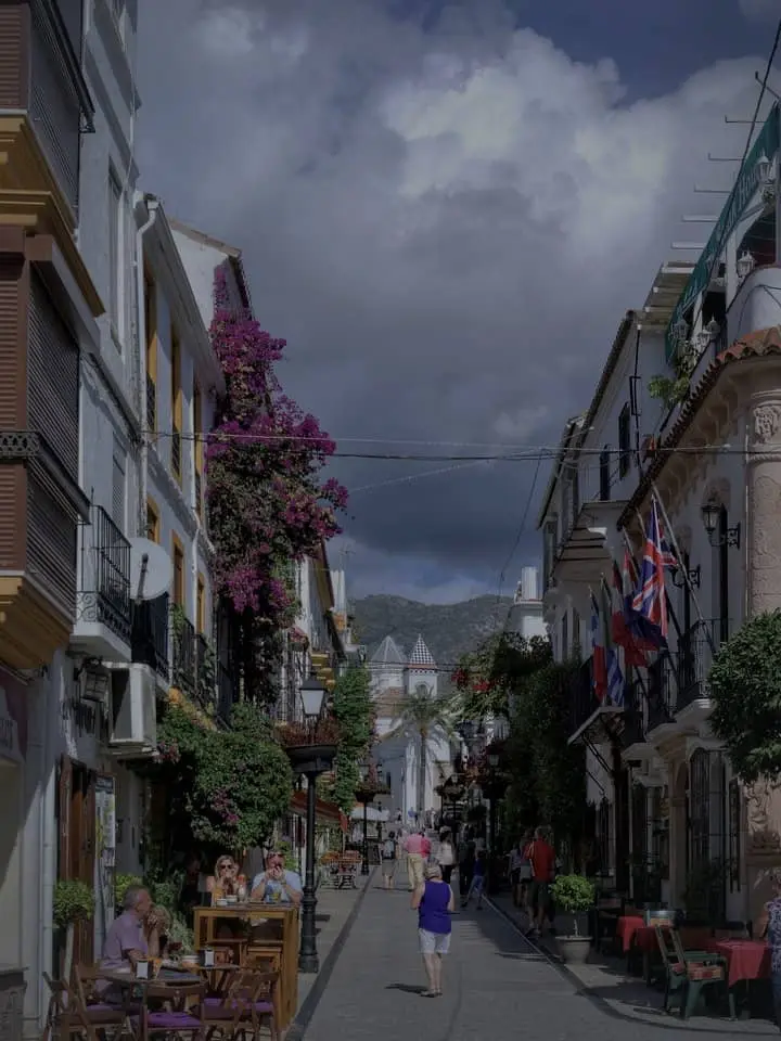 Calle del casco antiguo de Marbella con la sierra al fondo
