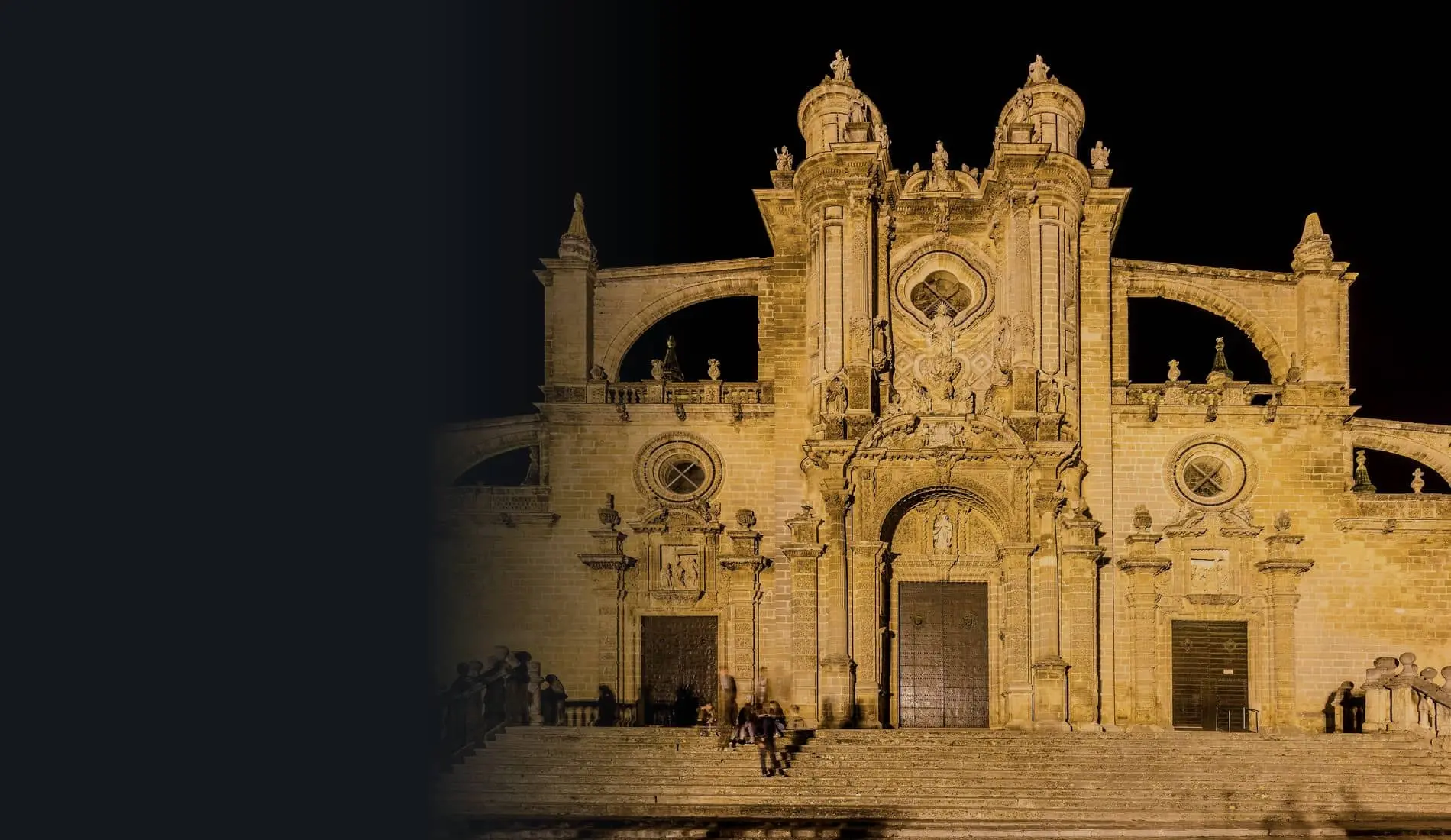 La catedral de Jerez de la Frontera iluminada de noche