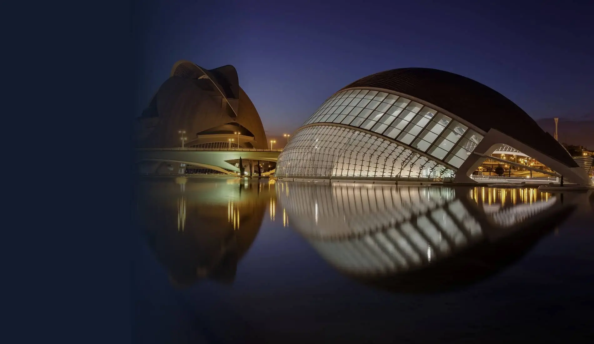 El Hemisfèric de la Ciudad de las Artes y las Ciencias, Valencia, al anochecer